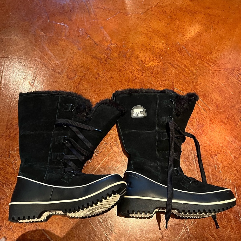Never worn women’s Sorel snow boots